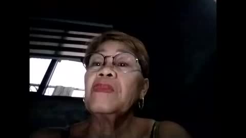 Snapshot of lolamommie chatting on October 8, 8:51 am tey online show from October 8, 8:51 am
