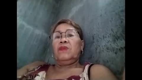 Snapshot of lolamommie chatting on October 4, 7:03 am tey online show from October 4, 7:03 am