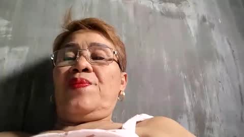 Snapshot of lolamommie chatting on March 8, 2:54 am tey online show from March 8, 2:54 am