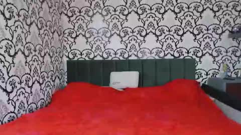 Queen LoraSinClare online show from October 3, 8:30 am