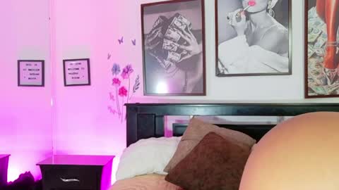 loretahorny online show from April 25, 1:41 pm