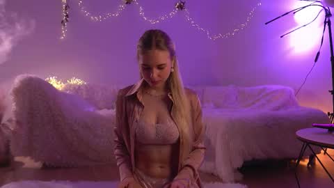 Lorrie online show from February 28, 11:31 am