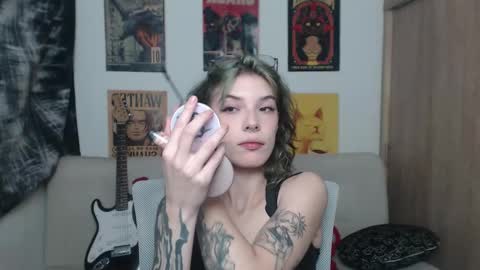 Snapshot of lovely_cass chatting on February 19, 1:29 am Cassie online show from February 19, 1:29 am