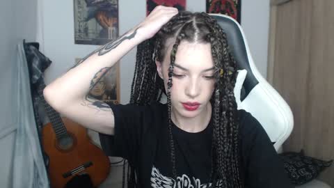 Snapshot of lovely_cass chatting on December 3, 4:35 am Cassie online show from December 3, 4:35 am