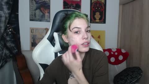 Snapshot of lovely_cass chatting on December 18, 10:35 pm Cassie online show from December 18, 10:35 pm
