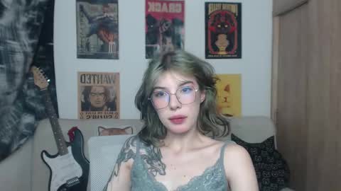 Snapshot of lovely_cass chatting on February 22, 12:27 am Cassie online show from February 22, 12:27 am