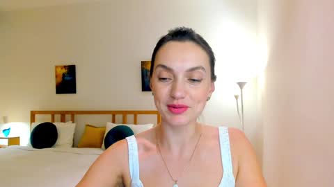 Snapshot of lovelyeemia chatting on December 12, 8:43 pm Mia online show from December 12, 8:43 pm
