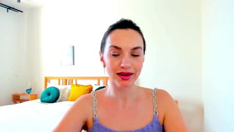 Snapshot of lovelyeemia chatting on December 17, 11:17 am Mia online show from December 17, 11:17 am