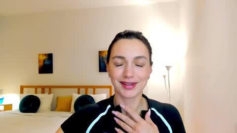 Snapshot of lovelyeemia chatting on December 6, 1:11 pm Mia online show from December 6, 1:11 pm