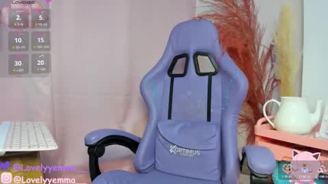 Snapshot of lovelyemma__ chatting on September 28, 2:18 am online show from September 28, 2:18 am