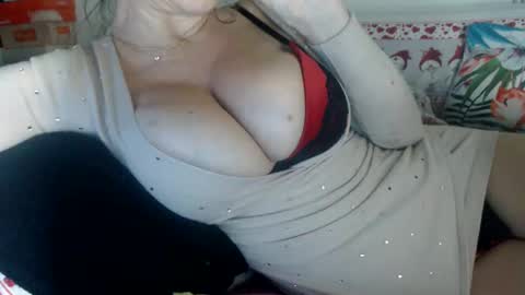 Snapshot of lovelywoman22 chatting on December 27, 6:24 am lovelywoman22 online show from December 27, 6:24 am