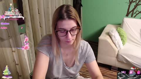 Snapshot of lovingfeetheels chatting on December 16, 7:04 am Antonia online show from December 16, 7:04 am