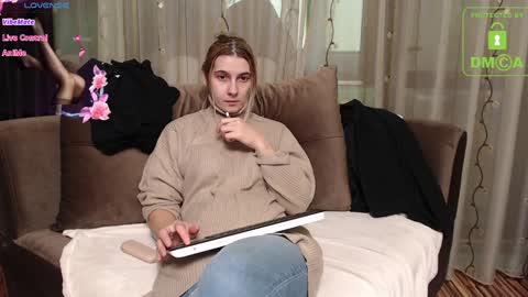 Snapshot of lovingfeetheels chatting on February 8, 7:37 am Antonia online show from February 8, 7:37 am