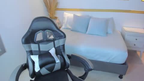 L U C C I A online show from October 7, 12:53 pm