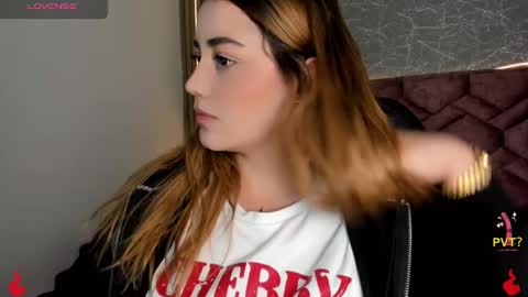 Snapshot of lucia_star_ chatting on January 2, 1:19 pm lucia star online show from January 2, 1:19 pm