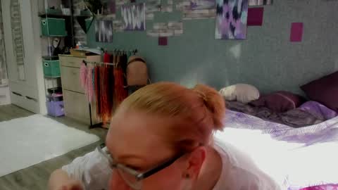 lucky_licky20 online show from April 27, 1:46 am