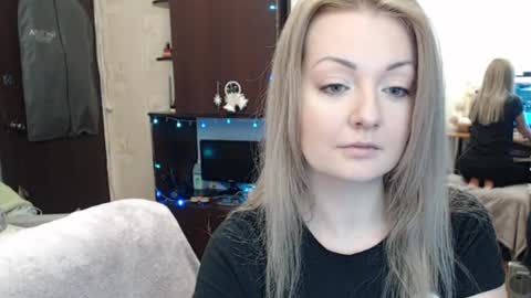 Snapshot of luckyshotgirl chatting on January 2, 1:08 pm LuckyShot online show from January 2, 1:08 pm