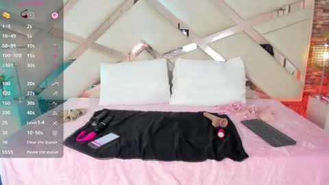 lucy_davies_ online show from March 26, 7:15 pm