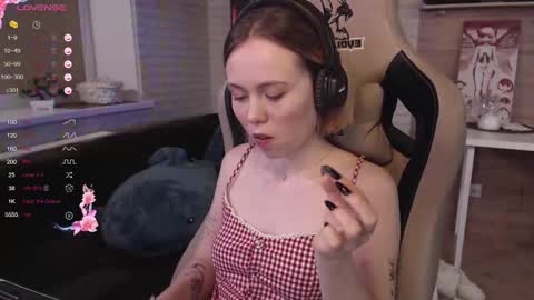 Snapshot of lucy_mirror chatting on October 15, 9:28 pm Lucy online show from October 15, 9:28 pm