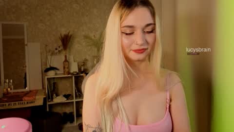 Snapshot of lucysbrain chatting on October 23, 6:03 pm Lucy online show from October 23, 6:03 pm