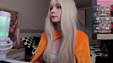 Snapshot of lucysbrain chatting on December 5, 9:17 pm Lucy online show from December 5, 9:17 pm