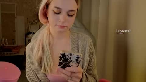 Snapshot of lucysbrain chatting on October 27, 8:47 pm Lucy online show from October 27, 8:47 pm