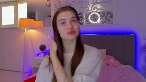 LuisaClover online show from April 21, 12:23 pm