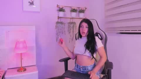 lummii_ online show from February 4, 10:46 pm