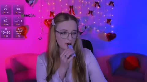 luna_berryy online show from April 24, 8:11 pm