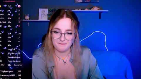 Snapshot of luna_berryy chatting on October 11, 9:50 pm luna_berryy online show from October 11, 9:50 pm