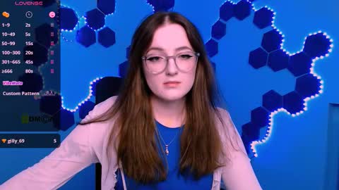 luna_berryy online show from December 2, 9:06 pm