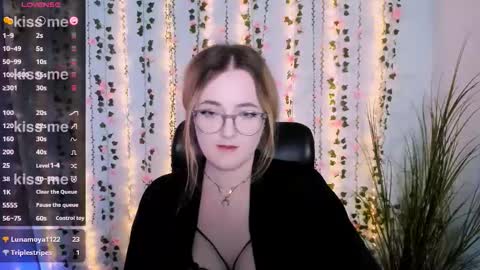 Snapshot of luna_berryy chatting on September 25, 9:01 pm luna_berryy online show from September 25, 9:01 pm