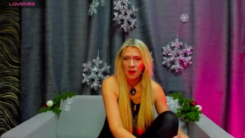 Snapshot of luna_lew1s chatting on December 30, 8:32 am luna_lew1s online show from December 30, 8:32 am