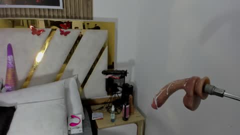 luna_naughty1 online show from April 23, 6:54 pm