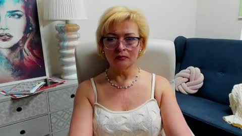 L u n a online show from April 27, 6:43 am