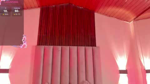 lunaa_moonn online show from April 24, 8:00 pm