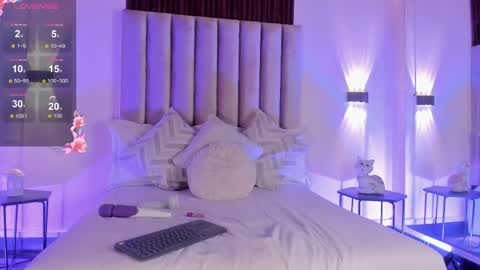 lunaa_moonn online show from April 23, 7:49 pm