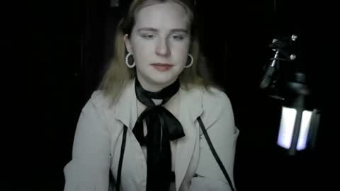 lunamystique_ online show from October 19, 7:49 pm