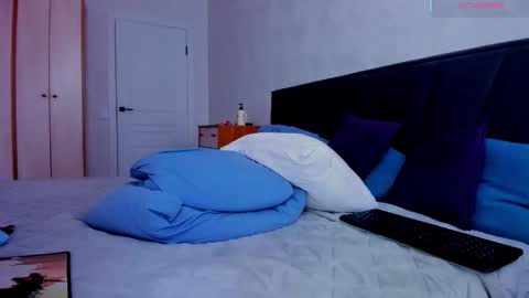 Luna my fav vibes  2550120500 online show from April 21, 3:57 am