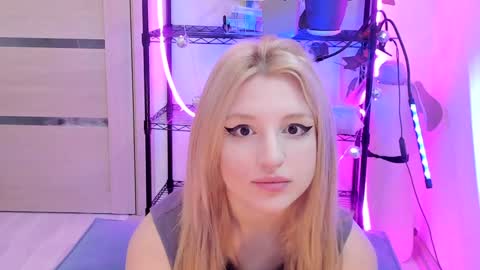 Snapshot of lunatale chatting on February 8, 3:19 am Kate online show from February 8, 3:19 am