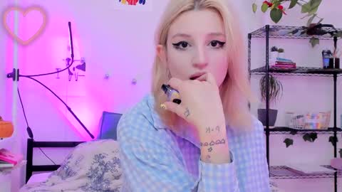 Snapshot of lunatale chatting on March 1, 3:10 am Kate online show from March 1, 3:10 am