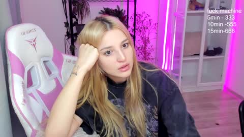 Snapshot of lunatale chatting on December 7, 11:45 pm Kate online show from December 7, 11:45 pm