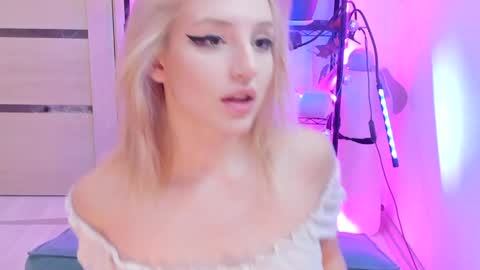 Snapshot of lunatale chatting on February 9, 3:00 am Kate online show from February 9, 3:00 am