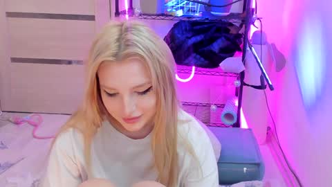 Snapshot of lunatale chatting on February 4, 3:11 am Kate online show from February 4, 3:11 am