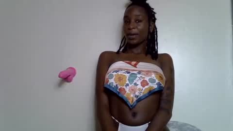 lutino_lovebirds online show from April 28, 5:00 am