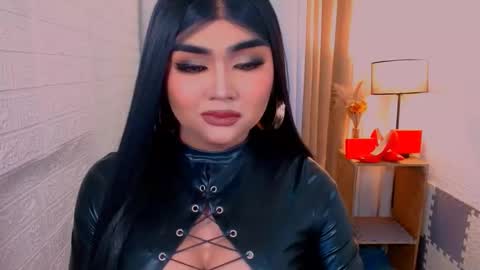 Snapshot of luxsasha chatting on October 26, 2:12 pm Sasha Blaire online show from October 26, 2:12 pm
