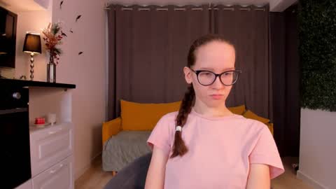 Snapshot of lynettebails chatting on December 7, 4:14 pm Sara online show from December 7, 4:14 pm