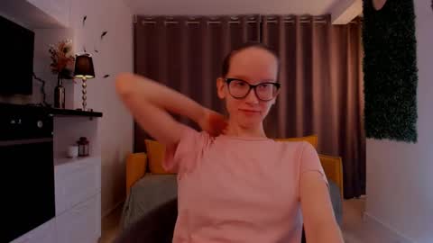 Snapshot of lynettebails chatting on March 1, 4:22 pm Sara online show from March 1, 4:22 pm