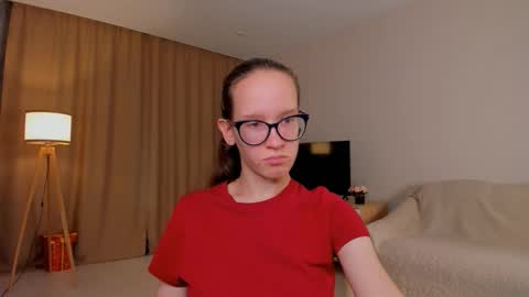 Snapshot of lynettebails chatting on October 3, 4:23 pm Sara online show from October 3, 4:23 pm