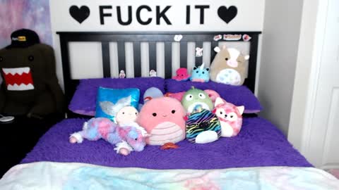 Mackenzie Wolfe online show from February 1, 8:08 am